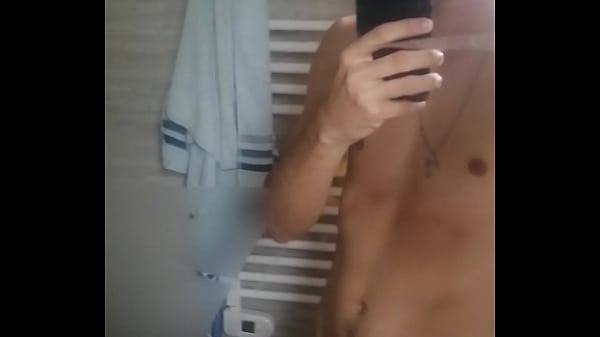 Mir&aacute;ndome al espejo despu&eacute;s de darme una ducha