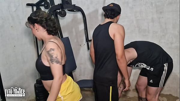O Personal Trainer comeu minha irm&atilde; e eu na academia 