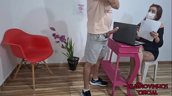 Tirei meu pau pra fora e me masturbei na sala de espera na frente da recepcionista e acho que ela viu tudo! 