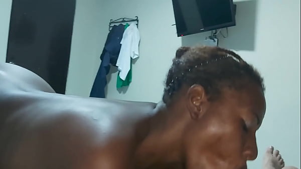 Que buena para culear est&aacute; teen morena que le gusta chupar mi pene