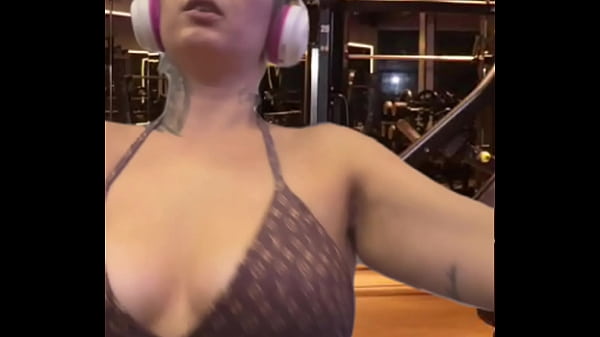 Fui na escada da academia fiquei toda molhadinha corri pro banheiro pra secar a bucetinha e os peitos ! ( completo sheer e x-red)