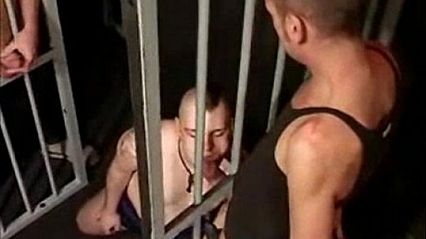 A slut is fucked in prison !