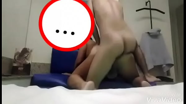 Dando gostoso no sof&aacute; do motel pro novinho gostoso e pirocudo 