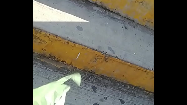 Un par de zorritas por la calle en tops