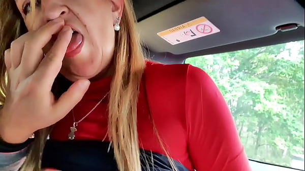 Mujer Infiel y Casada Zorreando con el Vendedor de Coches en un Parking