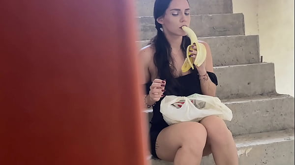A MI VECINA LE GUSTA TANTO LA BANANA QUE AHORA TIENE GANAS DE LA MIA - PORNO EN ESPA&Ntilde;OL