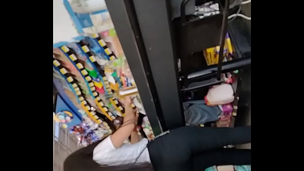 Chica con buen culo en supermercado