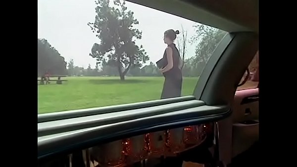 Scolaretta rimorchiata da riccastro in limousine e scopata assieme alla sua segretaria  