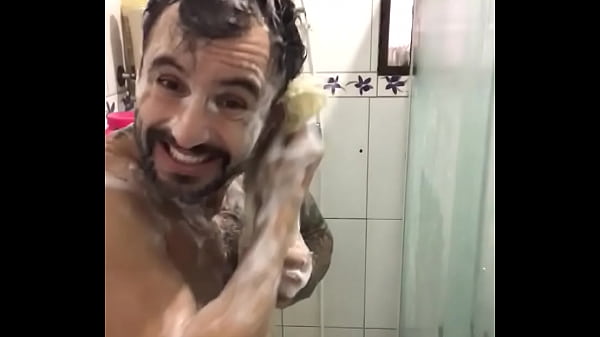 Est&aacute; calor e o Allan Guerra Gomes toma ducha em casa Totalmente pelado