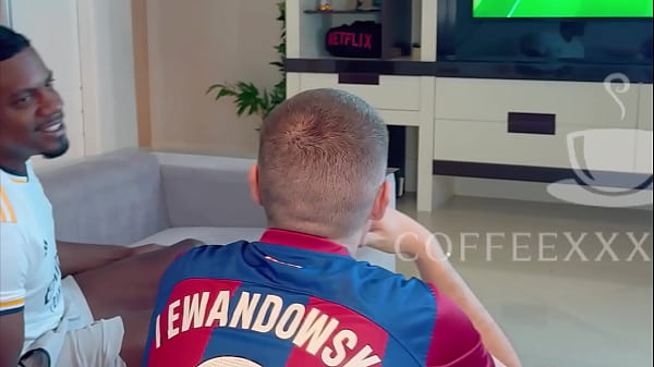 Esposa safada senta no pau do amigo do marido no pelo 