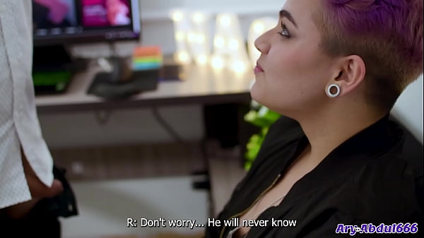 Dejo que mi jefe me folle para mantener mi trabajo