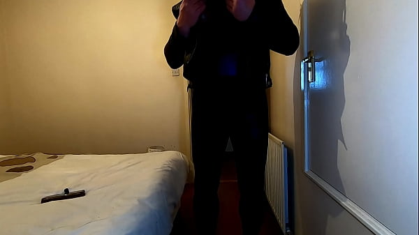 kelly cd playing in wet look leggings and cuming