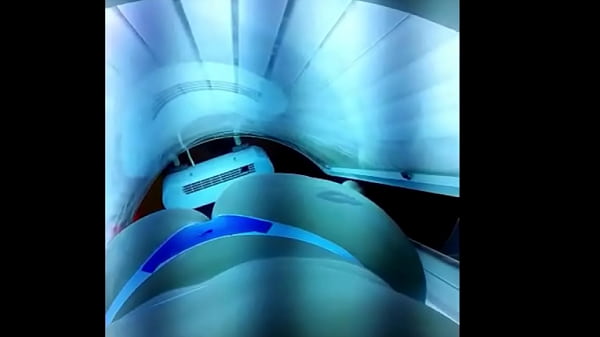 Na maquina de bronzeamento me exibindo  