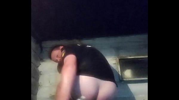 Сумасшедший парень готов скакать  на бутылке ради 10 долларов))) 