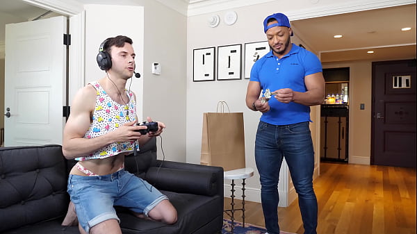 MANROYALE Gamer Twink Uses Tight Ass To Tip Delivery Driver