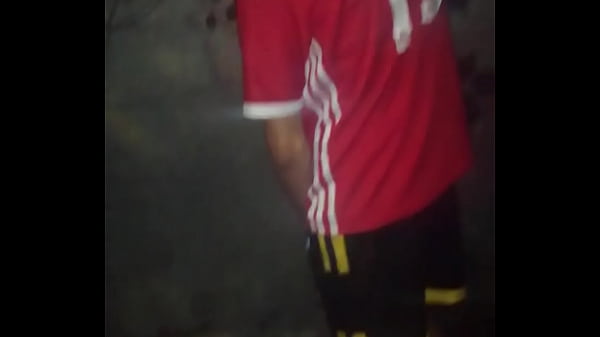 Enferma mental masturb&aacute;ndose y orinando en plena calle frente a personas