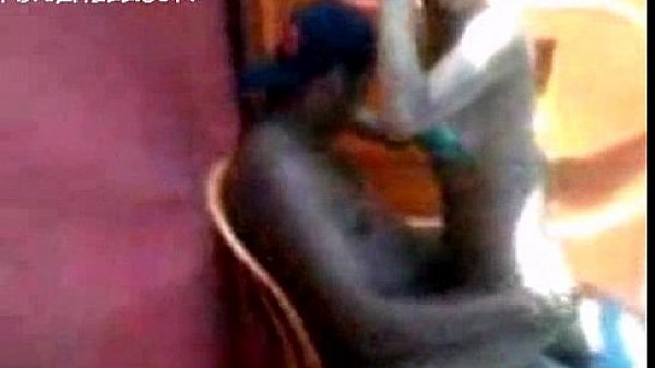 Leo passando vergonha no banheiro quimico