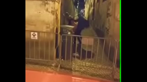 flaga comendo  na rua