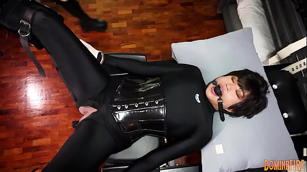 Lesbian Dominatrix makes Slave Girl Squirt