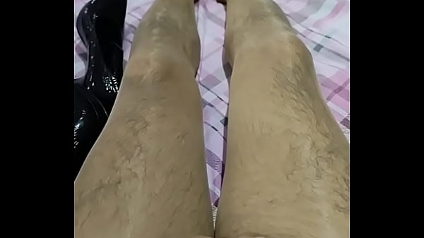 Deliciosa travesti desnuda en zapatillas y mis pantimedias