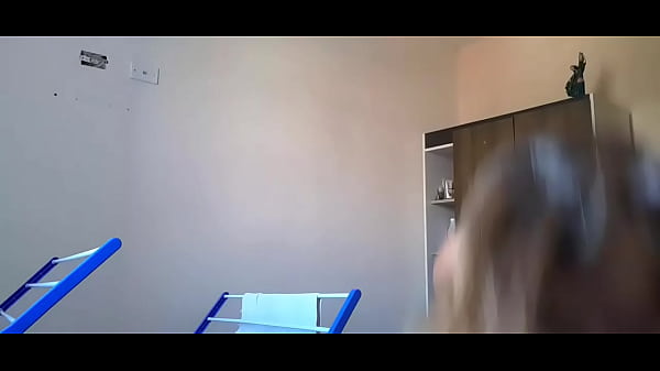 Milf Bbw peituda fazendo faxina pelada  