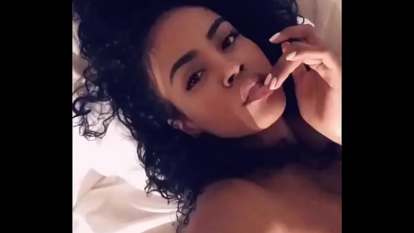 Gostosa se masturbando se exibindo