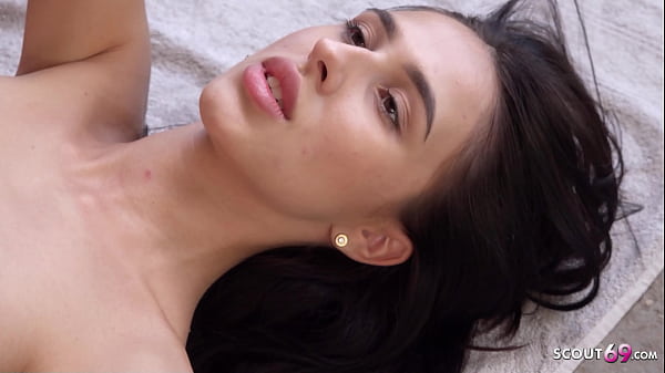 Sexy Fotomodell mit langen schwarzen Haaren beim ersten Date Outdoor AO gev&ouml;gelt