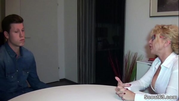 MILF Chefin mit Mega Titten fickt den jungen Azubi durch 