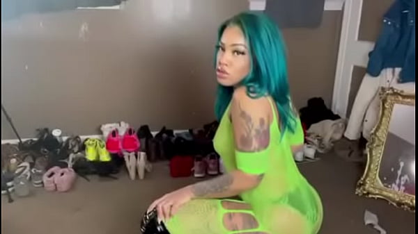 Laylaluxxx throwing asss for a dick