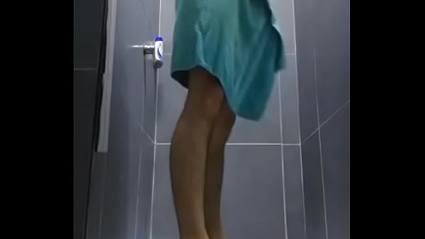 Se masturba en las duchas hasta venirse  