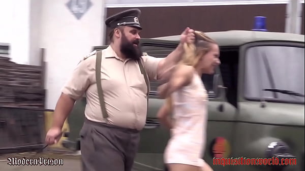 Nackte Sklavin bei der Autow&auml;sche (TRAILER)