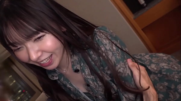 みすずちゃんのピンク色の乳首やツルツルのマ〇コをクンニすると「あっあっあ～あっあっあっ、奥、気持ちぃぃ～」と悦び、潮吹いちゃいました。