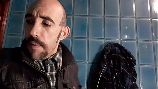 A solas con m&aacute;quina, masturbaci&oacute;n gay a solas