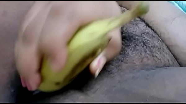 Banana dentro da buceta gozada  