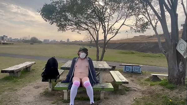 女装まゆの河川敷全裸露出 