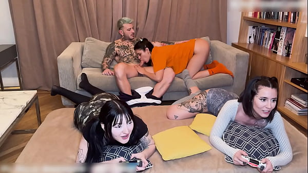 [ROUND ONE] 3 girls 1 guy - We fuck my friend's boyfriend!