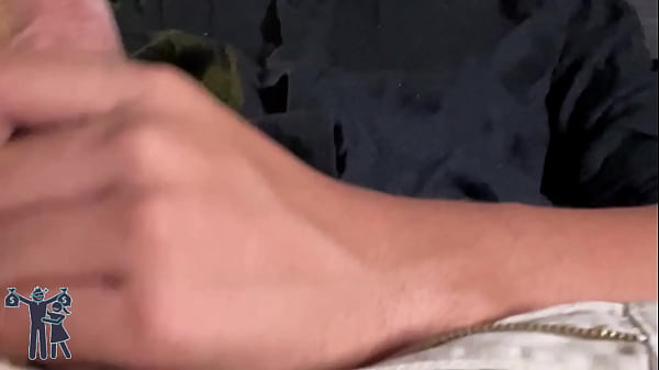 Esfregando o pau na cara da safada mostrando o pau grande para a puta