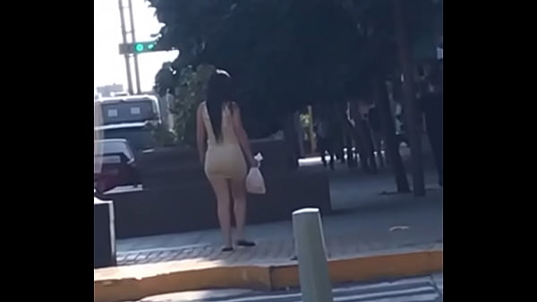 Mujer bajita piel blanca venezolana bonito trasero movi&eacute;ndolo al caminar  