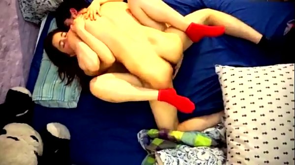 La novia de mi amigo me invita a su cama y la grabo a escondidas  