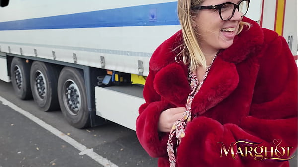 M&eacute;re de famille montre ces seins a des routier et ce fais baiser dans leur camion 