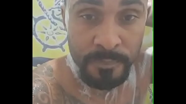 Moreno tatuado tomando banho bem gostoso