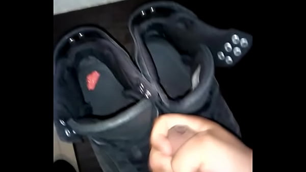 Semen en Sneakers Supra