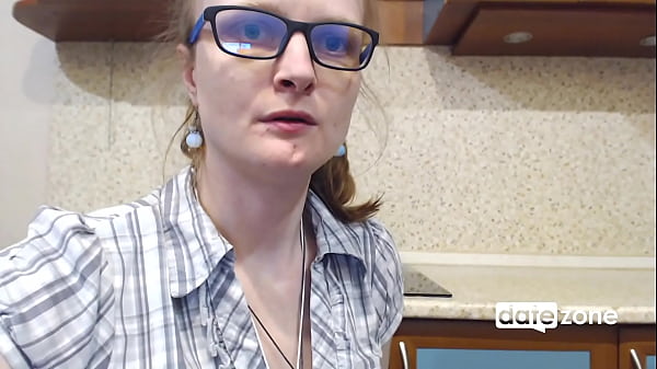 Datezone.com - Gorąca amatorska mamuśka w kuchni  