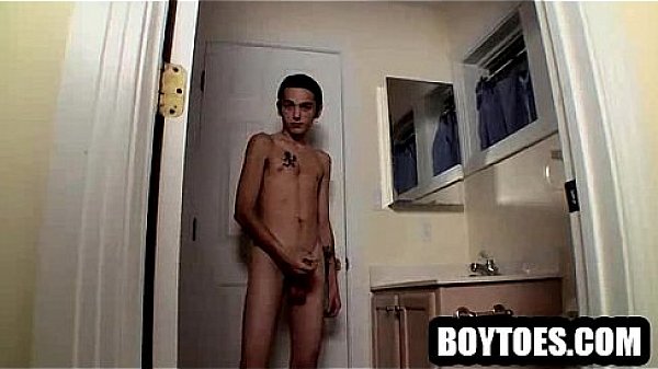 Amateur stud jerking off and showing his feet 