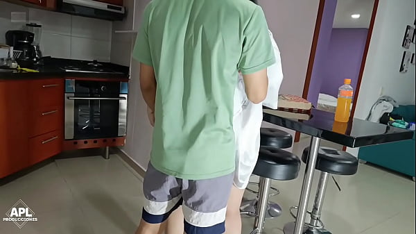 Invito a mi hijastro a comer un poco de pizza, pero lo que me doy en mi jugoso co&ntilde;o para que lo disfrute - Parte 1