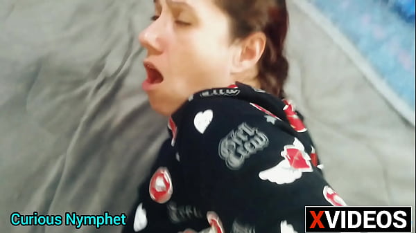 Curious Goddess - gostosa bunda grande plug anal dando a buceta e o arrega&ccedil;ando seu cu 