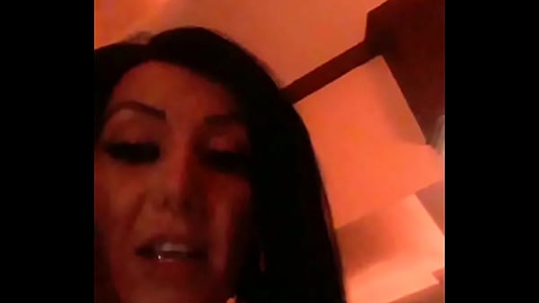 Pareja cachonda pide servicio de trio