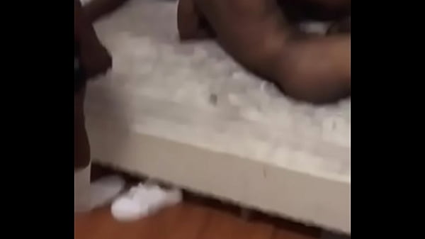 La fille est baiser pour avoir un phone