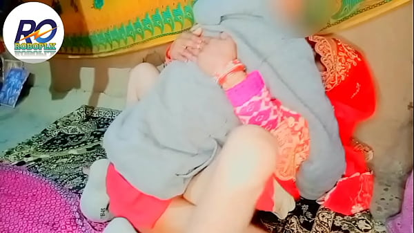 इंडियन देसी गांव कि भाई और बहन रेड साड़ी पहन रखी थी भाई ने बहन को चुपके से देख लिया उंगली करत डालते