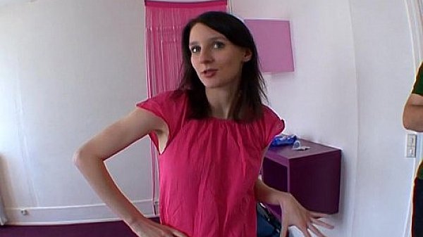 Elle adore sentir une belle bite entre ses jambes !